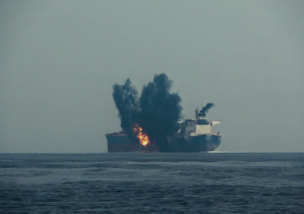 غواصة بريطانية نووية تصل إلى بحر العرب وسط تشديد إسرائيلي لقيود الطوارئ