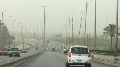 الأرصاد المصرية تحذر من رياح وسيول وصواعق مع انخفاض ملحوظ في الرؤية