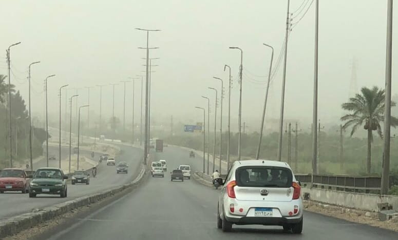 الأرصاد المصرية تحذر من رياح وسيول وصواعق مع انخفاض ملحوظ في الرؤية