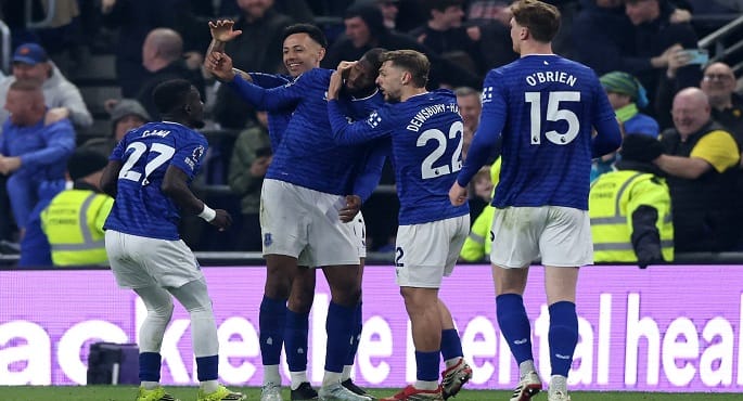 سندرلاند يحقق فوزاً قاتلاً على نيوكاسل 2-1 في الدوري الإنجليزي الممتاز