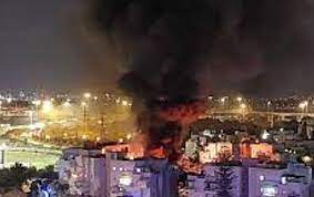 دمار في بتاح تكفا إثر سقوط شظايا صاروخ انشطاري