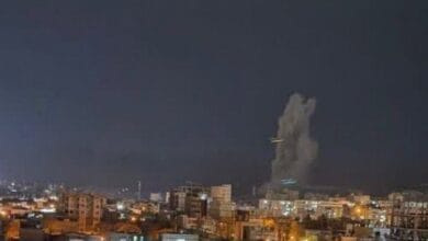 آثار دمار عقب غارة جوية تستهدف مدينة خرم آباد غرب إيران