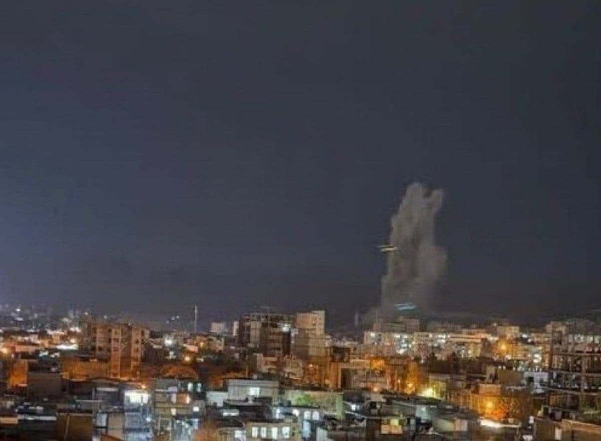 آثار دمار عقب غارة جوية تستهدف مدينة خرم آباد غرب إيران