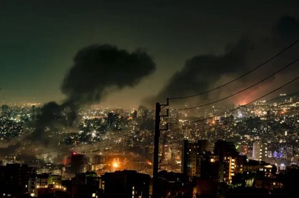 دمار بمبنى في أورميا شمال غرب إيران جراء غارة.. وفرق الإنقاذ تبحث عن ناجين