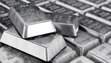 الفضة تتراجع بأكثر من 8% في المعاملات الفورية