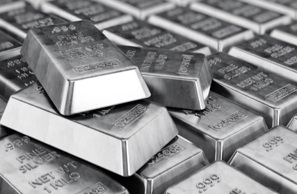 الفضة تتراجع بأكثر من 8% في المعاملات الفورية