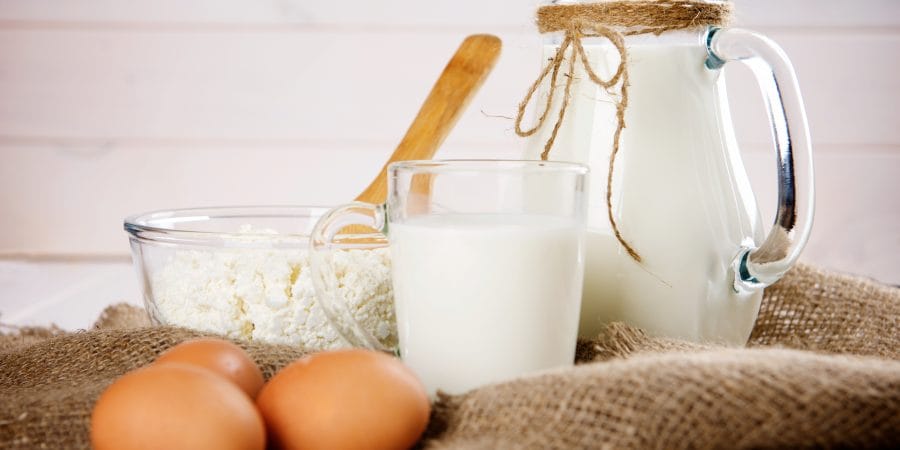 أسعار البيض والألبان تشهد تباينًا في الأسواق اليوم