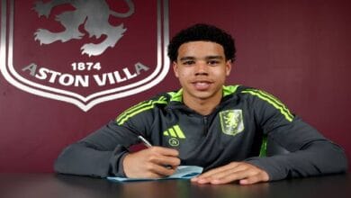 أستون فيلا يعلن تجديد عقد لاعبه الشاب برادلي بوروز