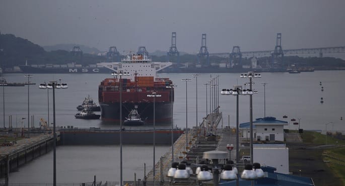 تأثير مضيق هرمز على صناعة الموضة العالمية: تحديات وفرص جديدة