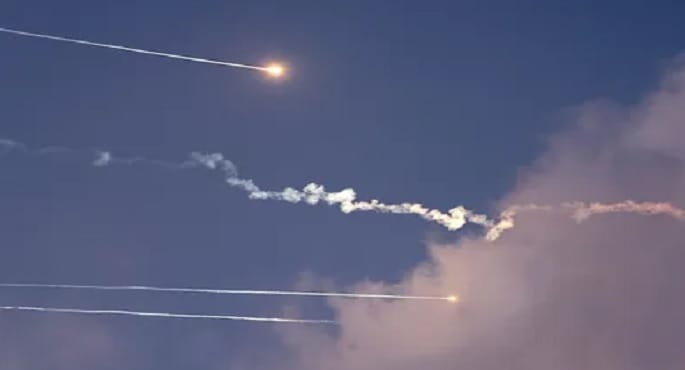 البحرين تعلن اعتراض وتدمير 153 صاروخاً و 301 طائرة مسيرة منذ بدء الاعتداءات الإيرانية