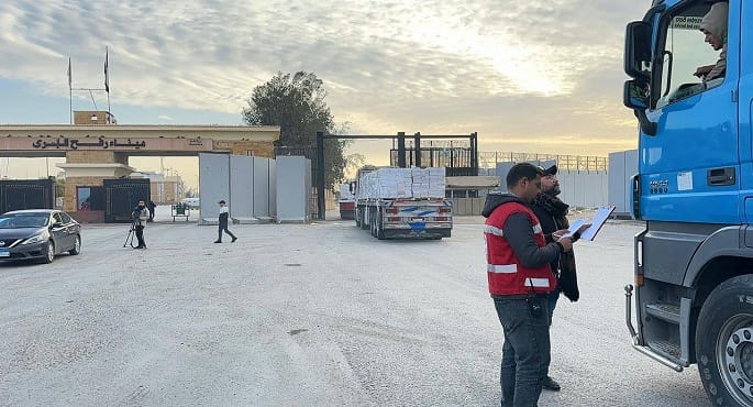 الهلال الأحمر المصري يطلق القافلة 163 لدعم غزة بـ 3,360 طنًا من المساعدات