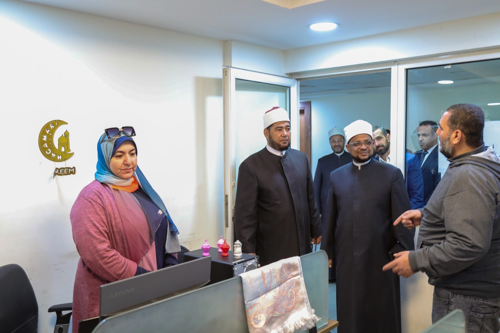 أمين "البحوث الإسلامية" يتفقد إدارات المجمع لمتابعة سير العمل