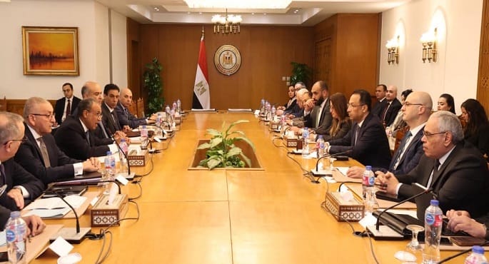 وزيرا الخارجية والاتصالات يبحثان تعزيز التعاون في التحول الرقمي وتطوير الخدمات القنصلية