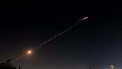 سقوط شظايا صاروخ انشطاري في بيتاح تيكڤا وبني براك شرق تل أبيب