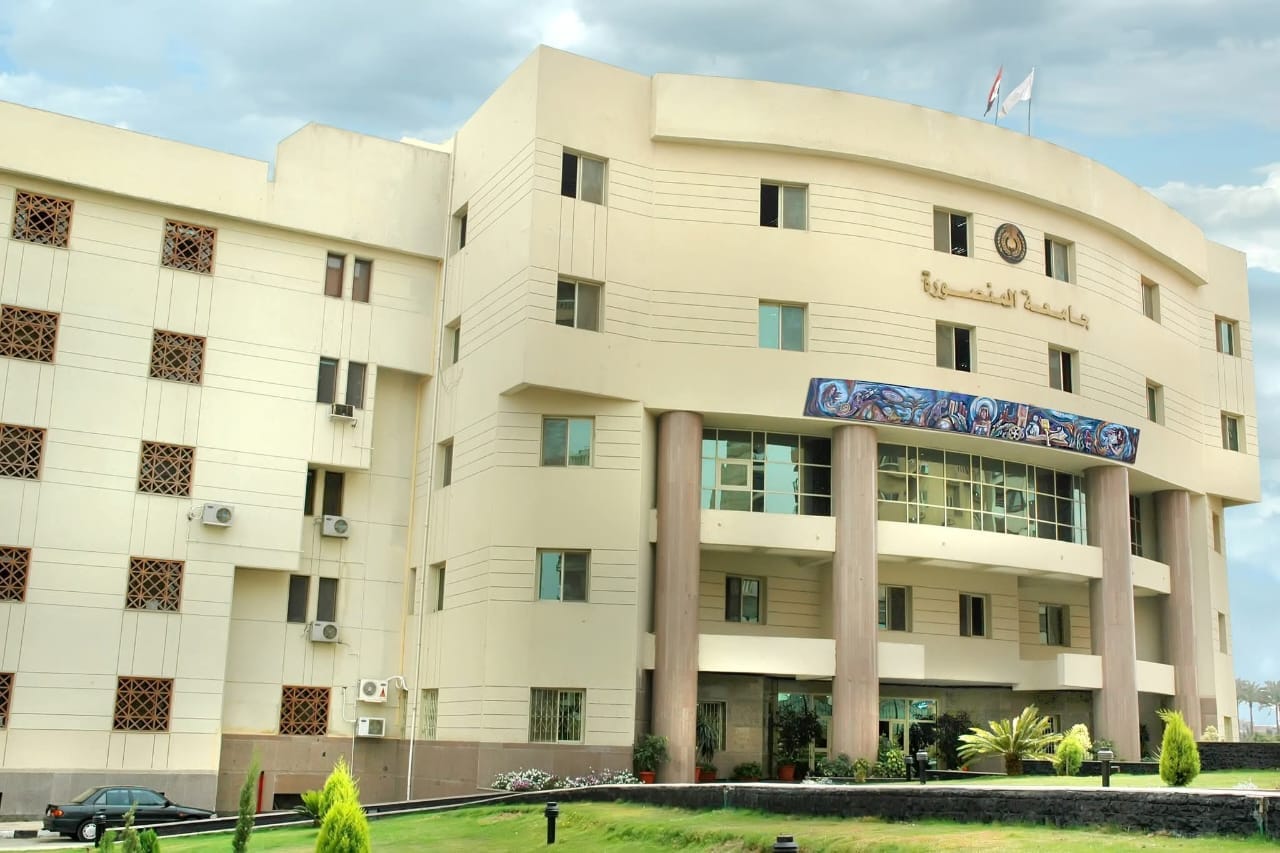 جامعة المنصورة تؤكد استقرار الدراسة للطلاب الوافدين بجدول مرن للامتحانات والمحاضرات أونلاين