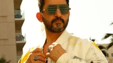 أحمد حلمي يشارك صوراً بإطلالة كاجوال في وداع الشتاء