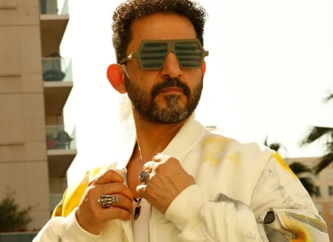 أحمد حلمي يشارك صوراً بإطلالة كاجوال في وداع الشتاء