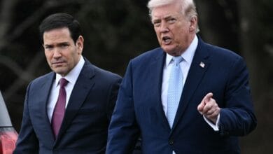 طهران تبلغ الوسطاء بتعزيزات أمريكية تزيد شكوكها في مقترح ترامب للحوار