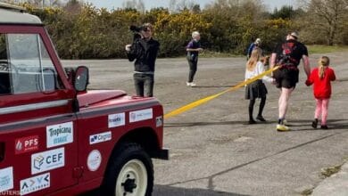 جندي بريطاني سابق يحطم رقماً عالمياً بسحب سيارة لمسافة 100 كيلومتر