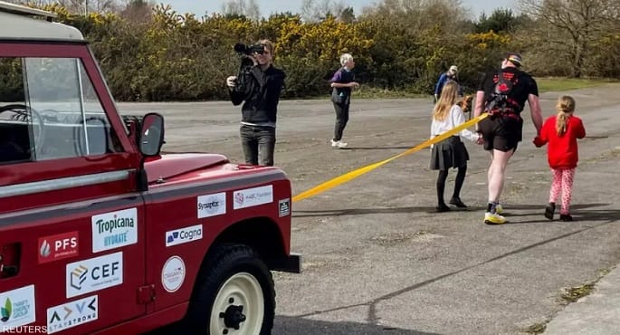 جندي بريطاني سابق يحطم رقماً عالمياً بسحب سيارة لمسافة 100 كيلومتر