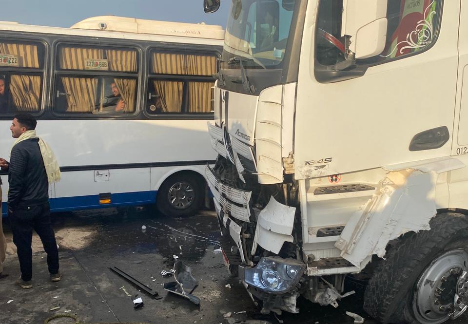 إصابة 9 عمال في حادث تصادم بالشرقية