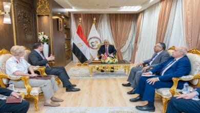 وزير الإنتاج الحربي يبحث مع السفير البريطاني سبل إقامة شراكات استراتيجية