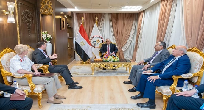 وزير الإنتاج الحربي يبحث مع السفير البريطاني سبل إقامة شراكات استراتيجية