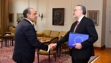 وزير الخارجية يبحث تعزيز الشراكة الاقتصادية مع بنك الاستثمار الأوروبي