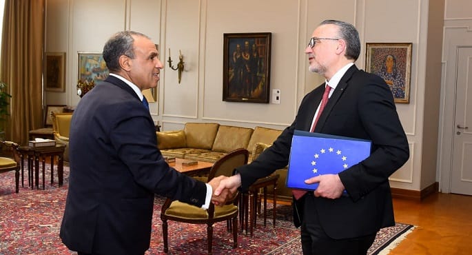 وزير الخارجية يبحث تعزيز الشراكة الاقتصادية مع بنك الاستثمار الأوروبي
