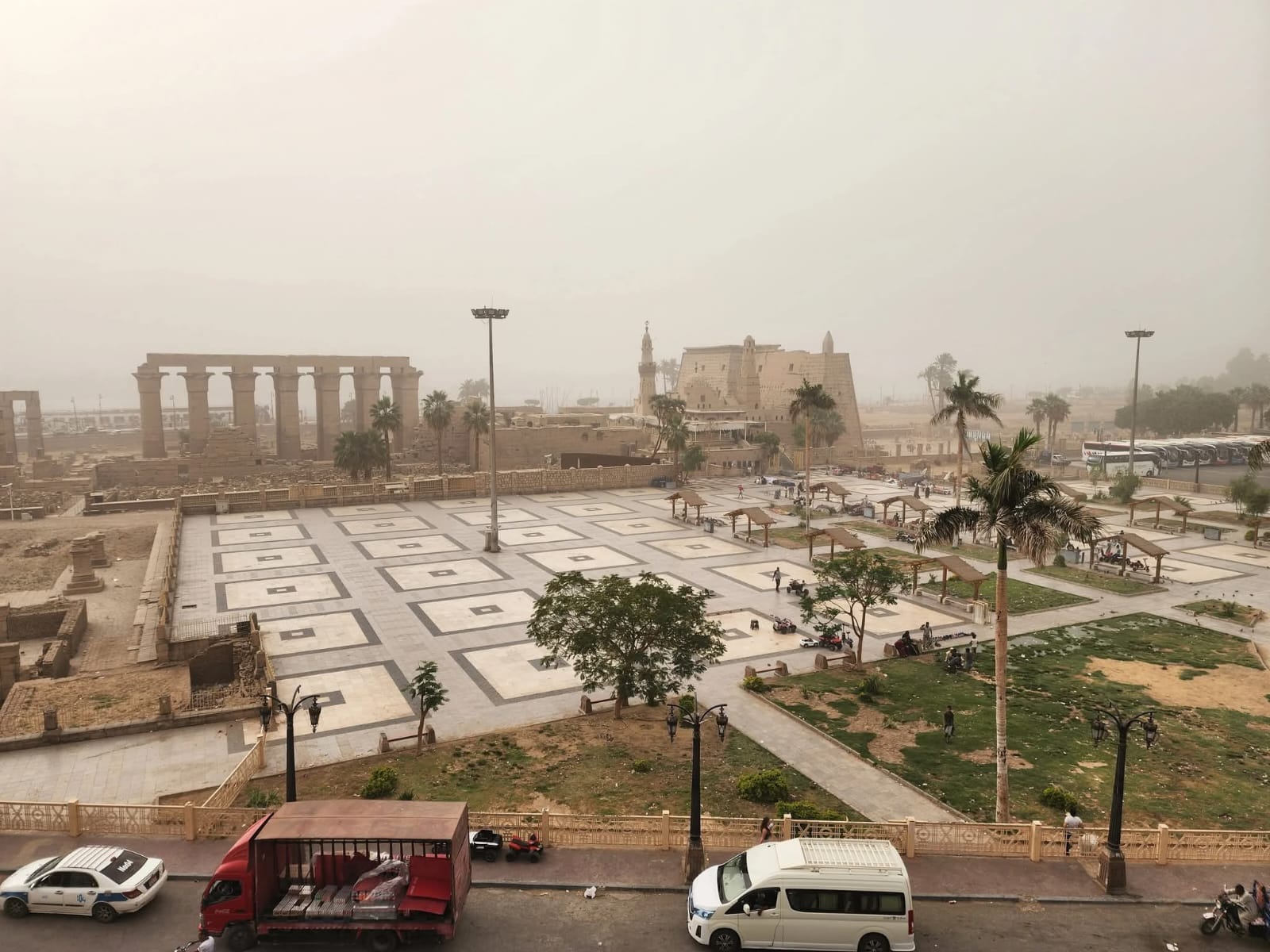 أمطار ورياح تضرب الأقصر وسط تحذيرات من استمرار التقلبات الجوية