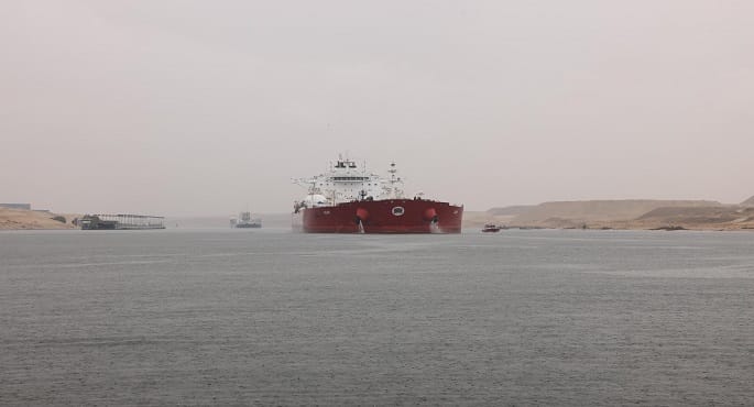 رئيس هيئة قناة السويس: حركة الملاحة منتظمة وتدابير للتعامل مع سوء الأحوال الجوية