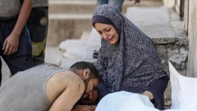 استشهاد فلسطيني وإصابة آخرين في قصف وسط قطاع غزة