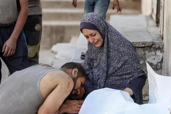 استشهاد فلسطيني وإصابة آخرين في قصف وسط قطاع غزة