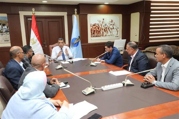 محافظ البحر الأحمر يبحث تشغيل سوق الجملة والمجزر الآلي بالغردقة