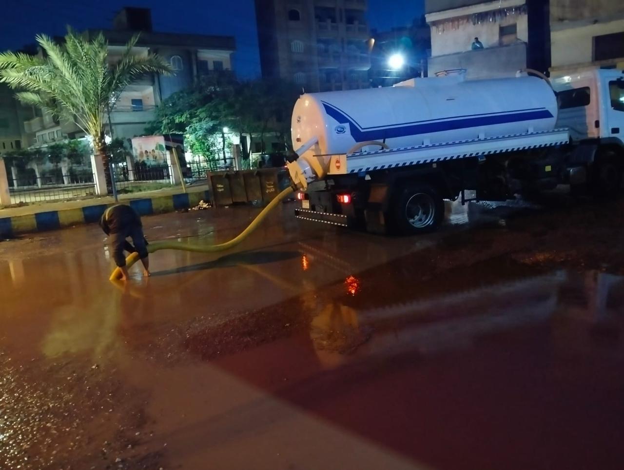 محافظ الدقهلية يتابع جهود التعامل مع مياه الأمطار ليلاً