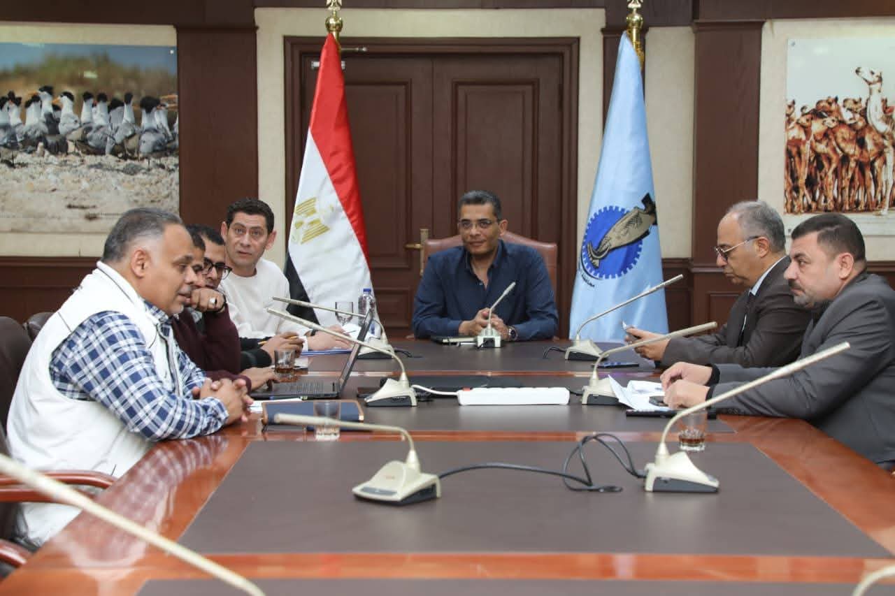 محافظ البحر الأحمر يطلق استراتيجية لحماية الشعاب المرجانية وتعزيز الاستدامة