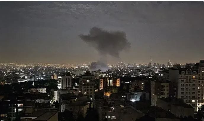 قصف إسرائيلي يدمر مبنى سكني في بندر عباس