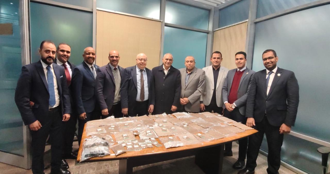 جمارك مطار القاهرة تحبط محاولة تهريب 7.5 كيلوجرام من بذور الماريجوانا