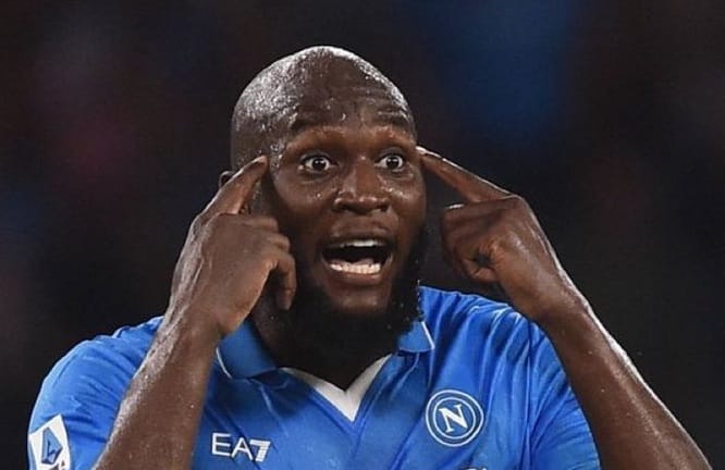 لوكاكو يواجه عقوبات بعد بقائه في بلجيكا دون إذن نابولي