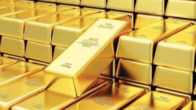 الذهب يرتفع بفعل ضعف الدولار رغم اتجاهه لتكبد خسائر أسبوعية