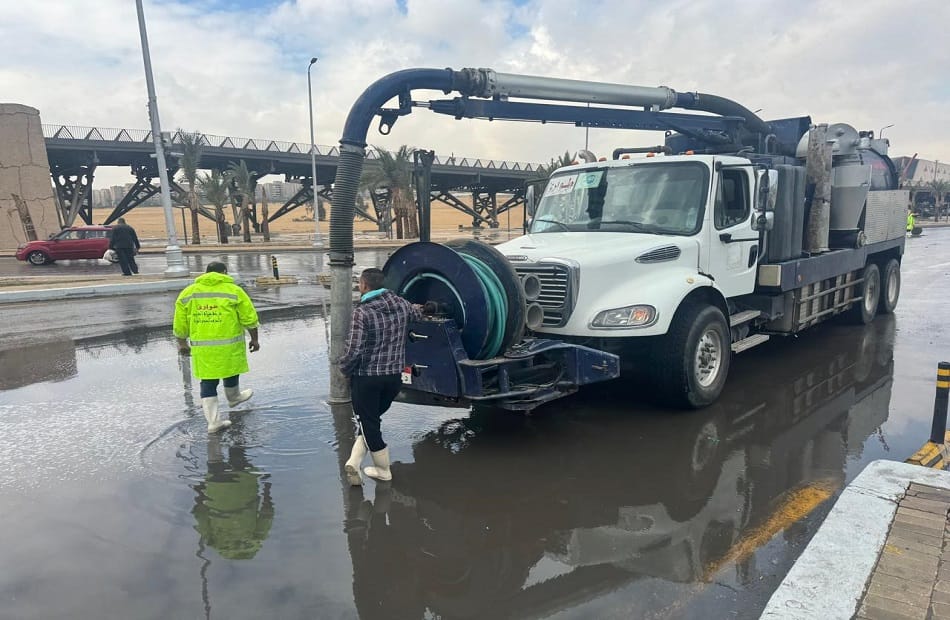 محافظ الجيزة يتابع جهود شفط تجمعات مياه الأمطار بحي الهرم