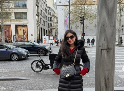 الفنانة هاجر أحمد تظهر بإطلالة شتوية من فرنسا