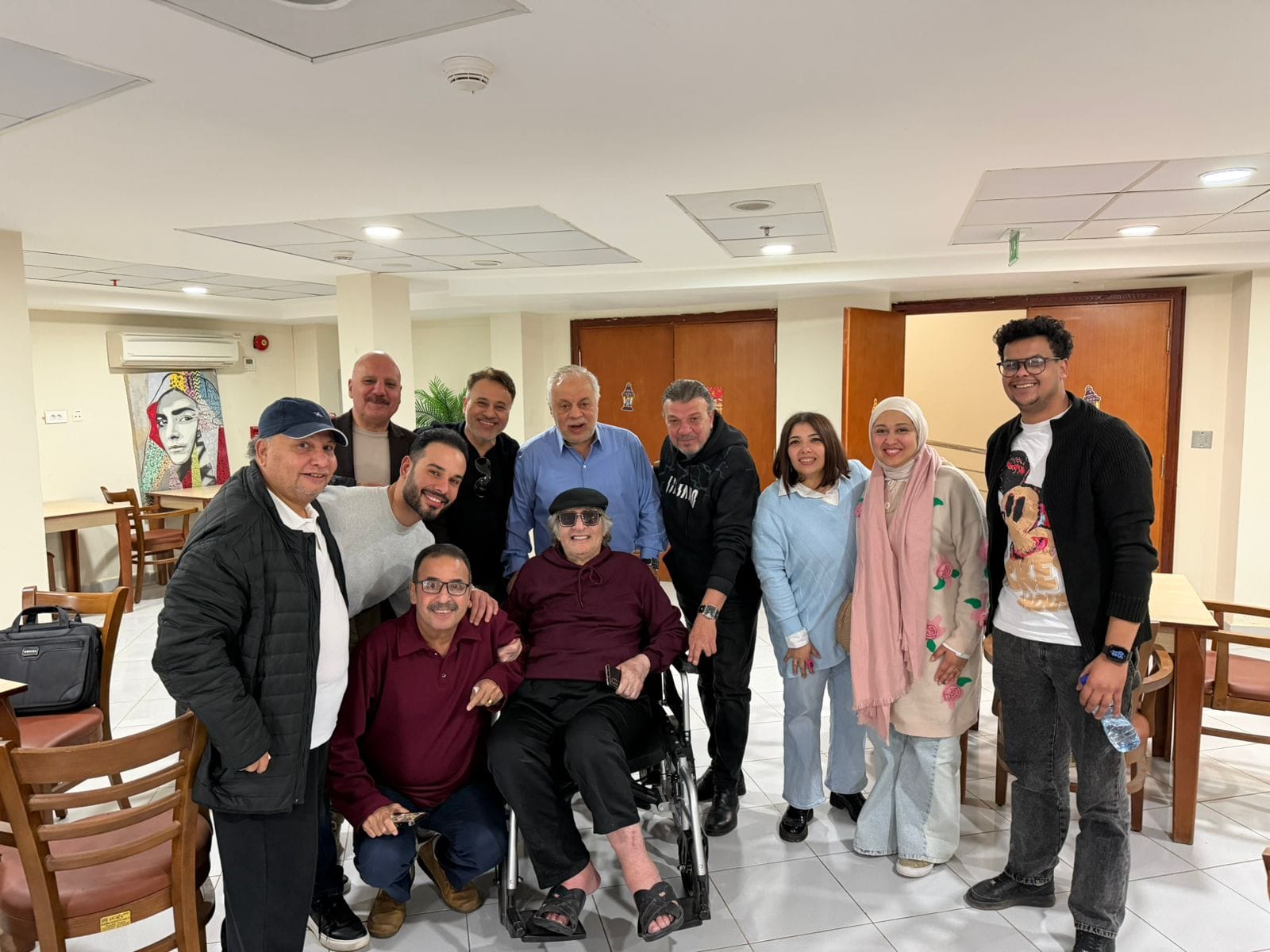 نقابة المهن التمثيلية تطمئن على الفنان محيي إسماعيل في دار كبار الفنانين