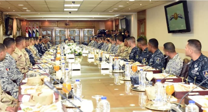 وزير الدفاع يلتقي مقاتلي الأفرع الرئيسية للقوات المسلحة