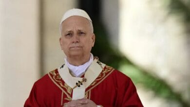 البابا ليو يرفض صلوات "قادة الحروب" ويصف أيديهم بـ "الملطخة بالدماء"