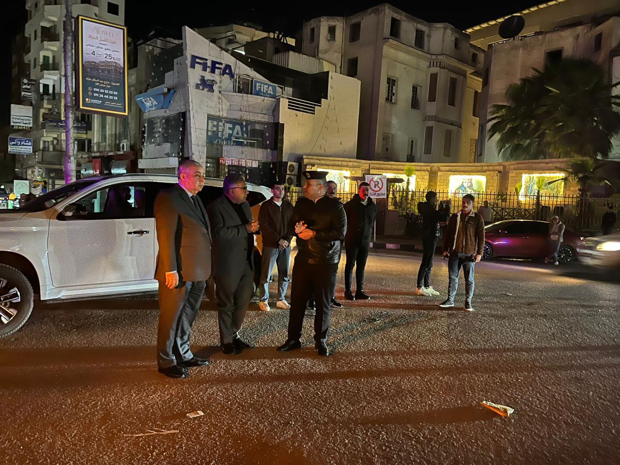 محافظ الدقهلية ومدير الأمن يتابعان تنفيذ قرار غلق المحال التجارية بالمنصورة