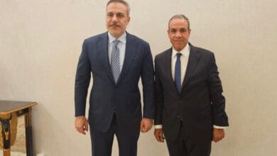 وزير الخارجية يبحث مع نظيره التركي العلاقات الثنائية وجهود خفض التصعيد في إسلام آباد