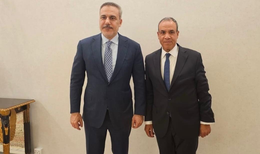 وزير الخارجية يبحث مع نظيره التركي العلاقات الثنائية وجهود خفض التصعيد في إسلام آباد