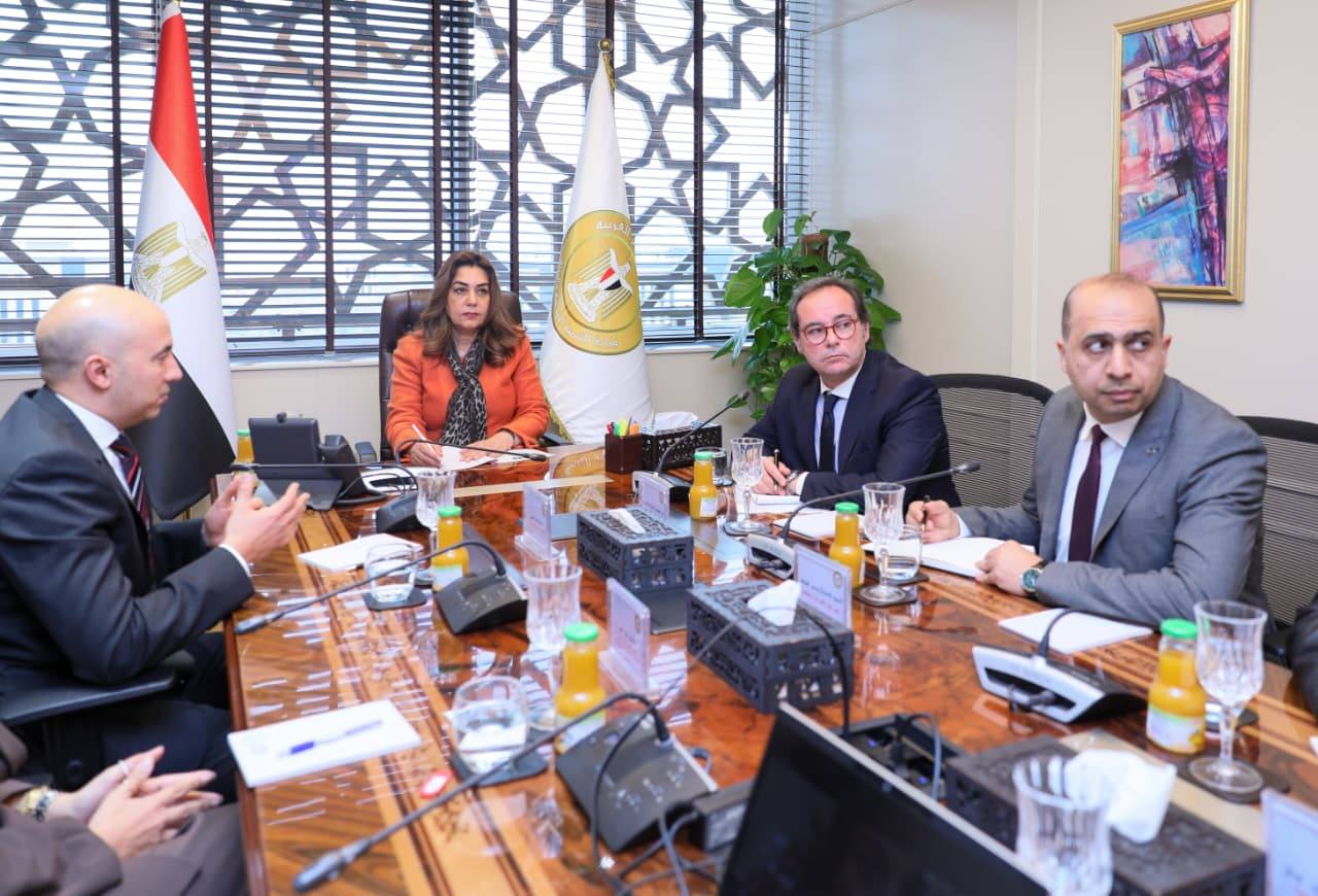 وزيرة البيئة تبحث مع لوريال مصر دعم القطاع الخاص لخفض الانبعاثات الكربونية