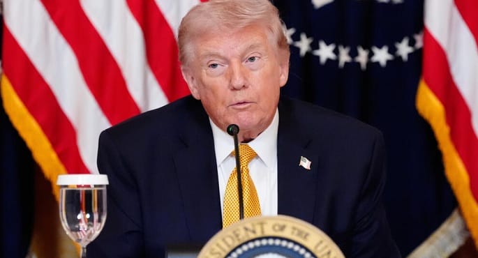 ترامب يهدد بتدمير البنية النفطية والكهربائية في إيران في حال عدم فتح مضيق هرمز